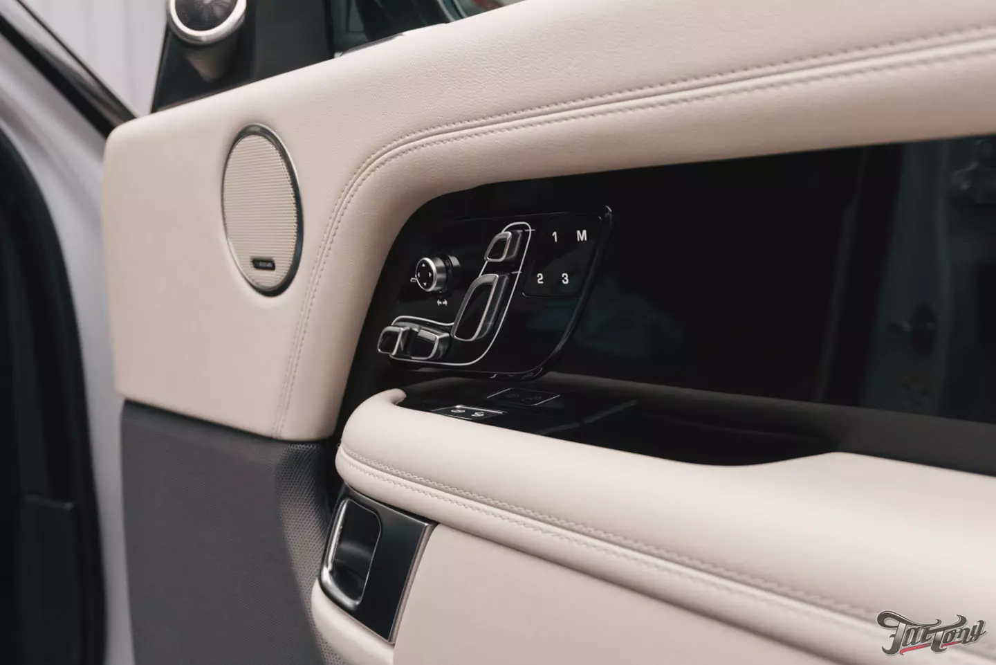 Химчистка и ремонт кожи в салоне Range Rover